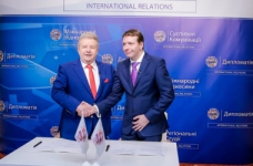 М. Поплавський – професор Apsley Business School оf London