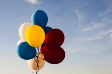 Чи запускають у вашій школі повітряні кульки у небо? 