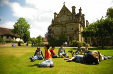 Останні місця в кращих мовних таборах цього літа