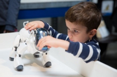 Розваги майбутнього: діти й іграшки-роботи