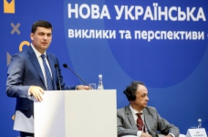 Уряд регулярно підвищує зарплати вчителів, - Гройсман