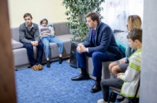 Діти-сироти мають виховуватись у сім’ях, - прем’єр