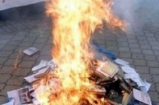 Адміністрація Януковича засудила спалення в Криму підручників з історії України