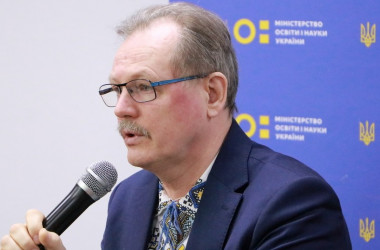 Освітній омбудсмен: припиніть заганяти вчителів до порожніх шкіл
