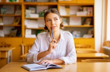 МОН просить вчителів не перевантажувати учнів