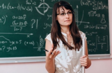 Освітяни можуть тимчасово працювати без медогляду