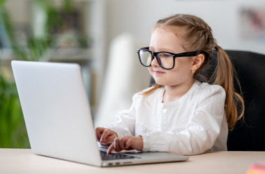 Половина українців незадоволена дистанційним навчанням дітей