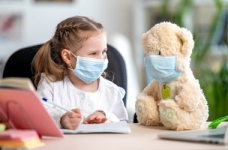 Маски для своєї дитини треба купувати, - чиновник МОН