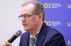 Омбудсмен: школи стали заручниками між двома владами