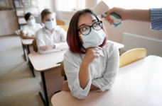 У Києві вчителів забезпечать захисними щитками