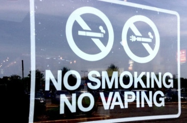 Рада заборонить продавати електронні сигарети дітям