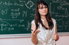 МОН: кошти на збільшення зарплат освітян передбачені