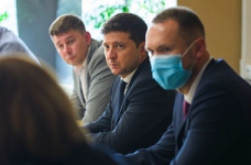 Президент пропонує застрахувати всіх вчителів