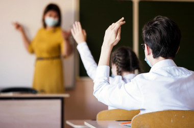 Мінфін обіцяє подумати над COVID-доплатами для освітян