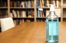 Школи розпочнуть канікули раніше, виші навчатимуть дистанційно