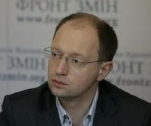 Яценюк проти втручання політиків у зміст шкільних підручників