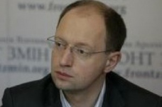 Яценюк проти втручання політиків у зміст шкільних підручників