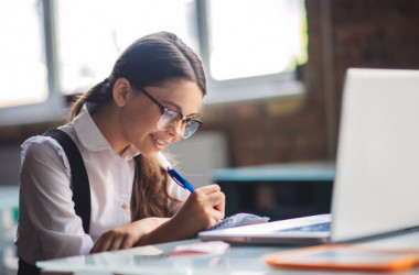 Дівчат запрошують відвідати технологічні компанії