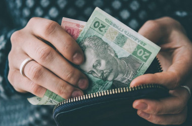 Зарплатну постанову Гройсмана-Гриневич знову зупинили