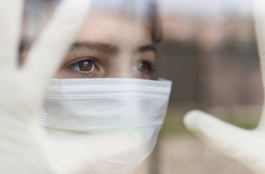 МОН запропонує гарантії для освітян, що хворіють на COVID-19