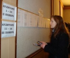 Черкаський депутат знепритомнів, заступаючись за сина, який списував на тестах