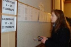 Черкаський депутат знепритомнів, заступаючись за сина, який списував на тестах