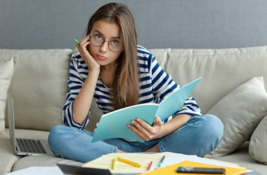 Учнів 8-11 класів запрошують написати «Антитвір»