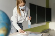 В Києві вакцинували першу тисячу вчителів