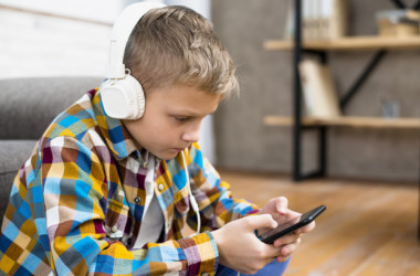 Діти користуються смартфонами 9 годин на добу