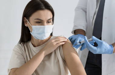 У Києві освітян вакцинуватимуть у шкільних спортзалах