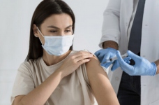 У Києві освітян вакцинуватимуть у шкільних спортзалах