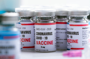 У регіони розпочали доставку вакцини Pfizer для освітян