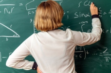 Середня зарплата в освіті майже зрівнялась з середньою в економіці