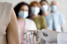 У МОЗ заявили, що спонукатимуть освітян до вакцинації