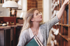 Студентам закладів освіти у 2022 році підвищать стипендії