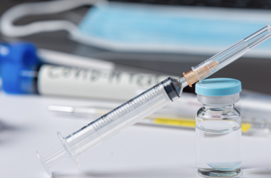 ЮНІСЕФ наполягає на прискоренні вакцинації вчителів та батьків