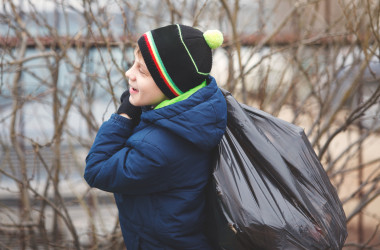 Чи треба залучати учнів до прибирання території?