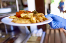 Значна кількість працівників шкільних їдалень має стафілокок