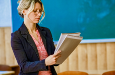 Омбудсмен просить роз'яснити, як бути з нещепленими освітянами