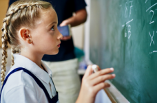 Київські школярі повертаються за парти