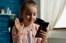 Половина шкіл поки працює дистанційно