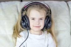 В Україні створили канал з аудіоказками для дітей у сховищах