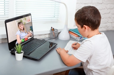 У частині областей України з понеділка відновлять навчання