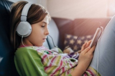 В Україні створили канали з аудіоказками та вікторинами