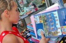 Янукович доручив контролювати ціни на товари шкільного асортименту