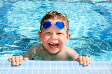 Влітку за кордоном відпочинуть 200 тисяч дітей