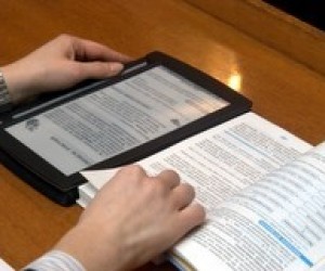 Віктору Януковичу подарували електронний підручник