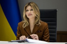 Наші учні за кордоном мають вчити українські предмети, – Зеленська