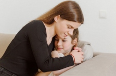 Як підтримати себе та дітей під час вимушеного переїзду за кордон