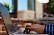 Майже половина шкіл перейшла на електронні журнали 